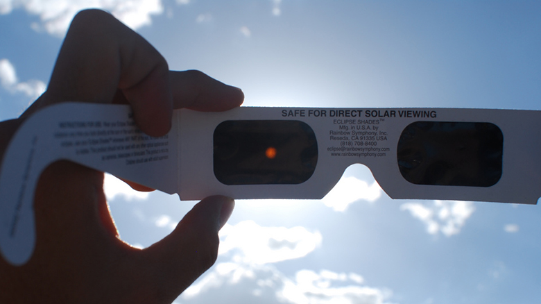 Gafas de eclipse solar - vía flickr.com @unfoldedorigami