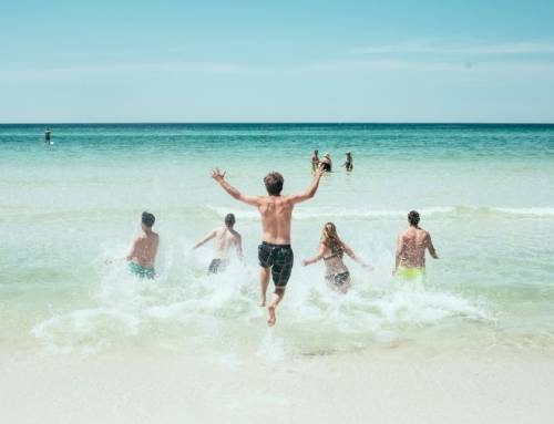 Por qué no debes usar lentillas en la playa