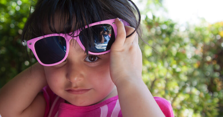 Poner gafas de sol a bebés